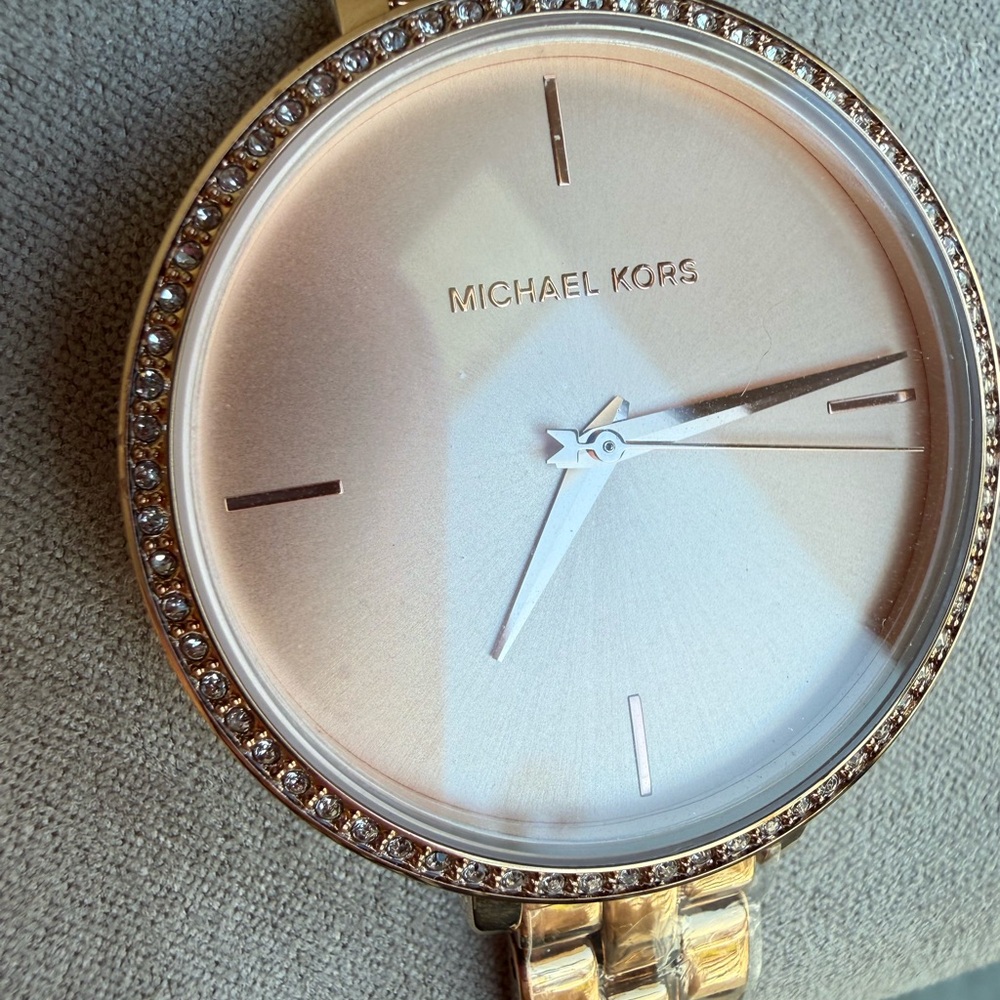 Rose gold Michael Kors watch - Picture 4 of 8